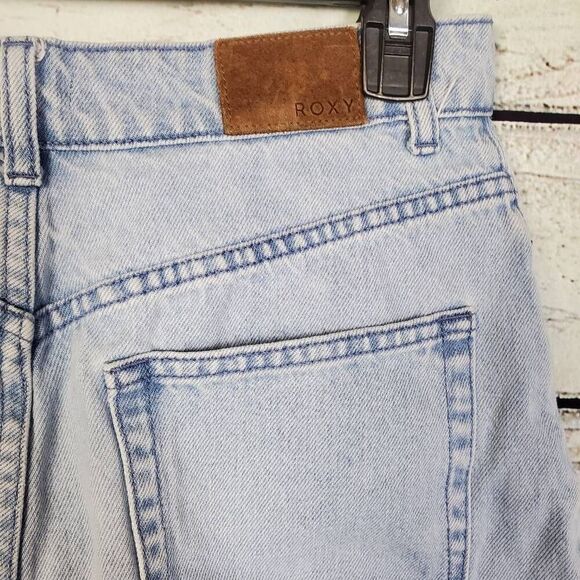 Roxy Women's High Rise Light Wash Denim Shorts Size 27 Raw Hem Cutoff Distressed - Picture 4 of 8